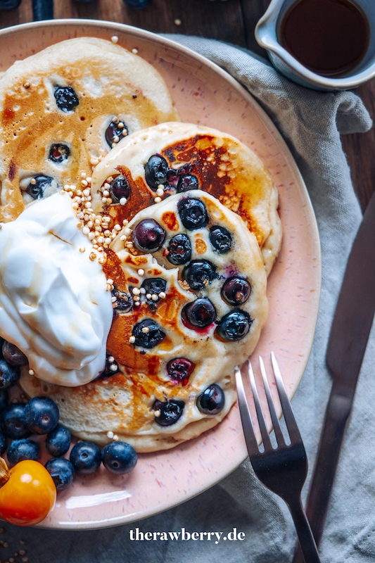 Pfannkuchen, vegan, auf Teller, Blaubeeren