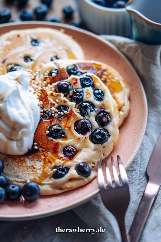 Pfannkuchen, vegan, auf Teller, Blaubeeren