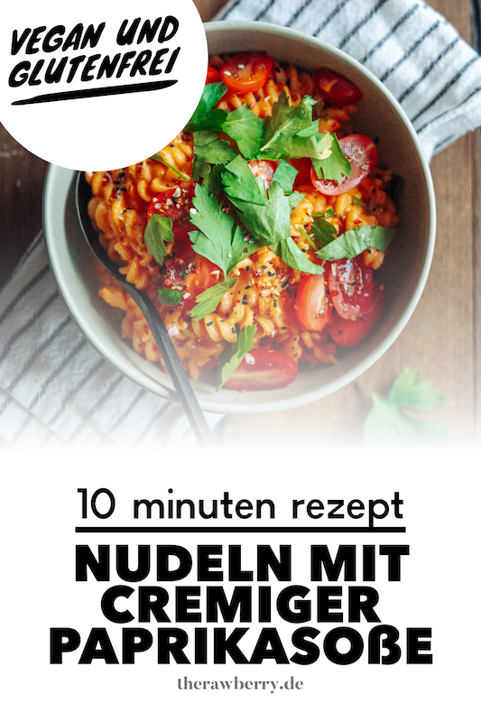 Nudeln in Schüssel mit Paprikasoße mit Tomaten und Koriander