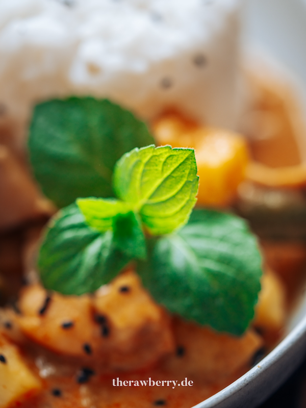 Nahaufnahme Gelbes Curry mit Minze