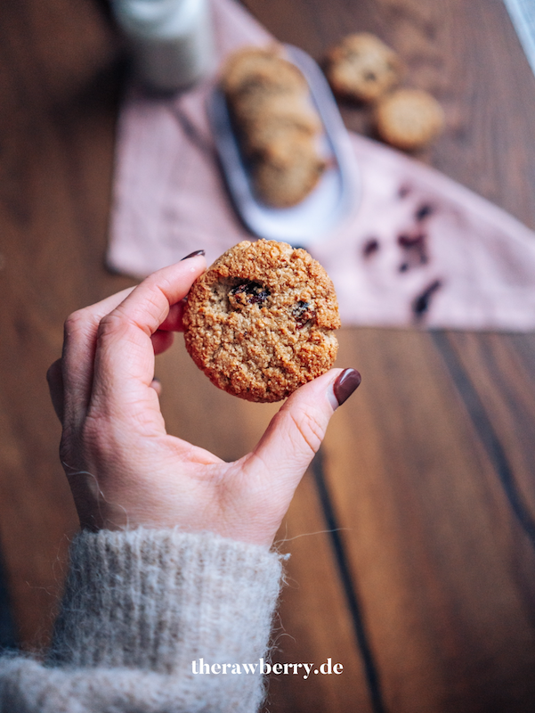 Hand mit Orange Cranberry Keks