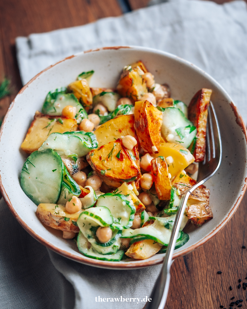 Kartoffelsalat, Schüssel, Gurkenscheiben, Kichererbsen, Gabel