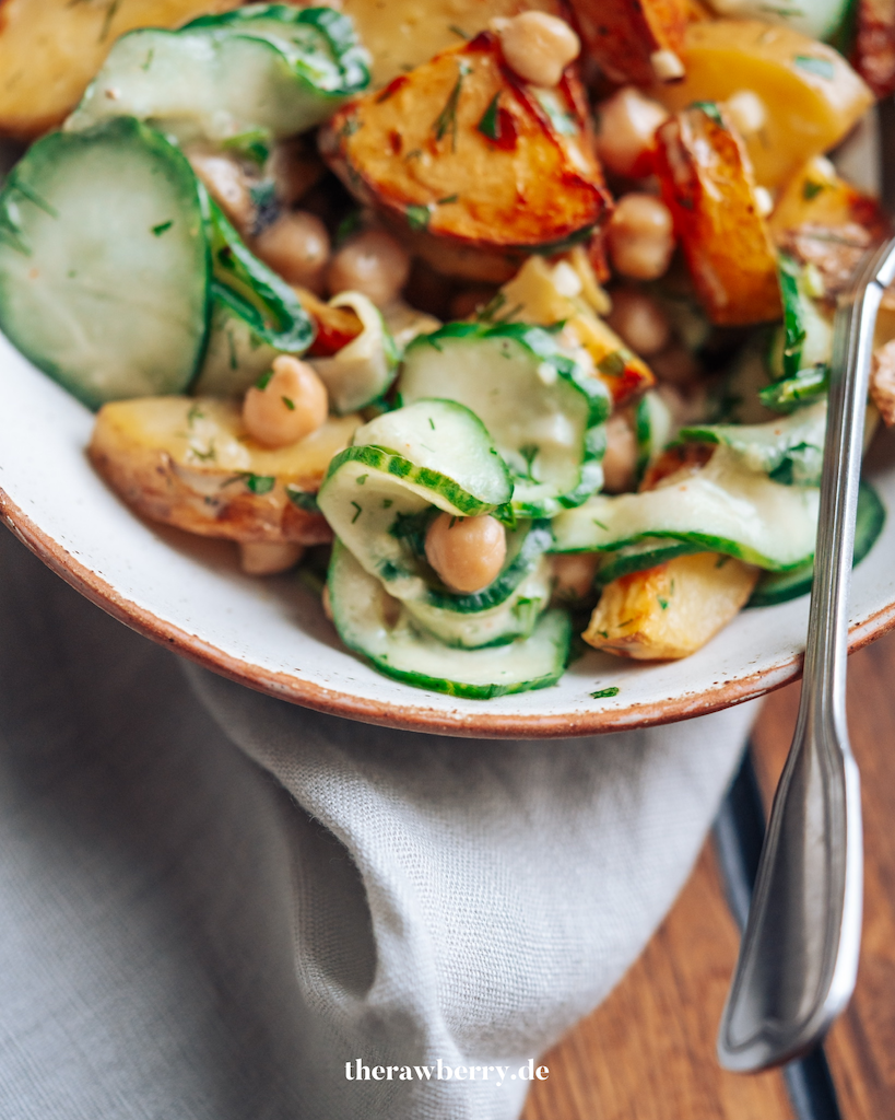 Kartoffelsalat, Schüssel, Gurkenscheiben, Kichererbsen