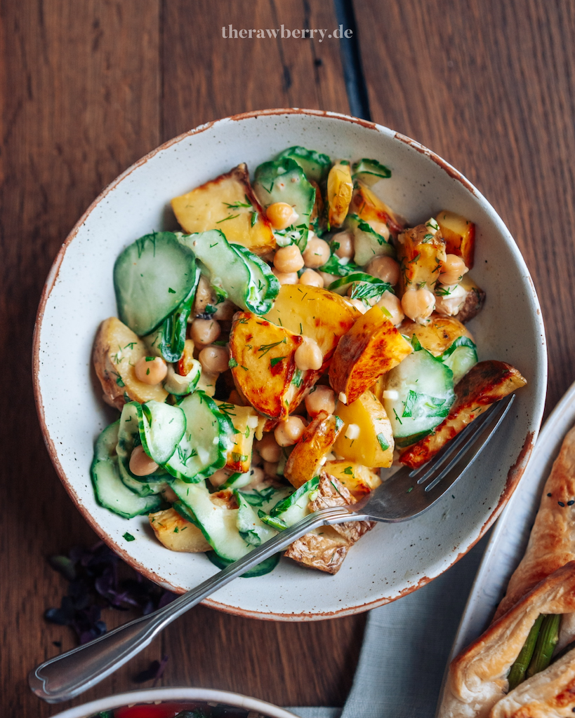 Kartoffelsalat, Schüssel, Gurkenscheiben, Kichererbsen, Gabel