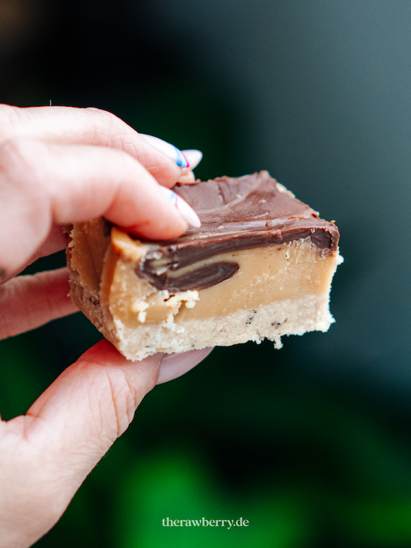 Schokolade Karamell Schnitte in Hand